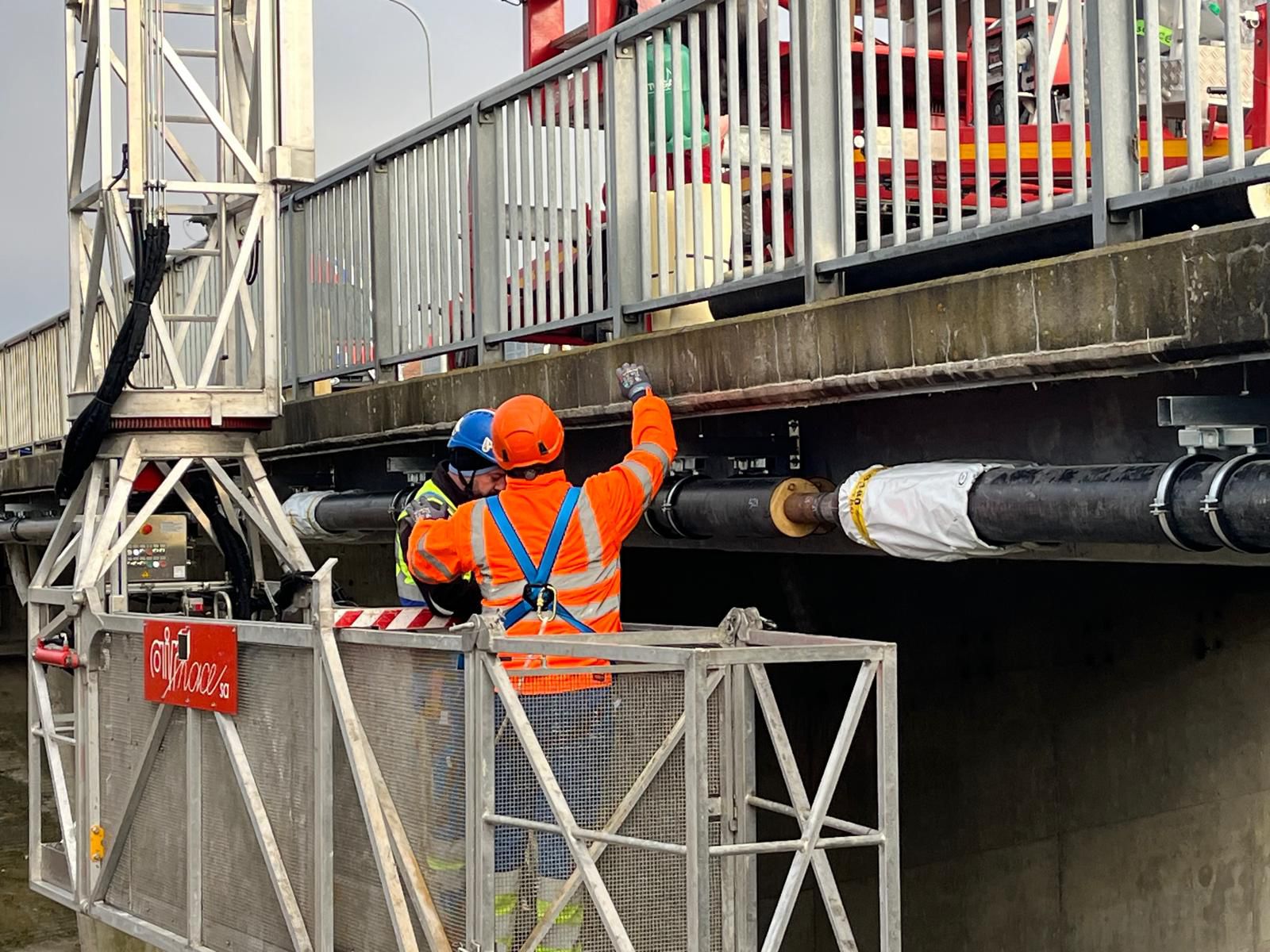 GroWa Arbeiter installieren Rohre an einer Brücke