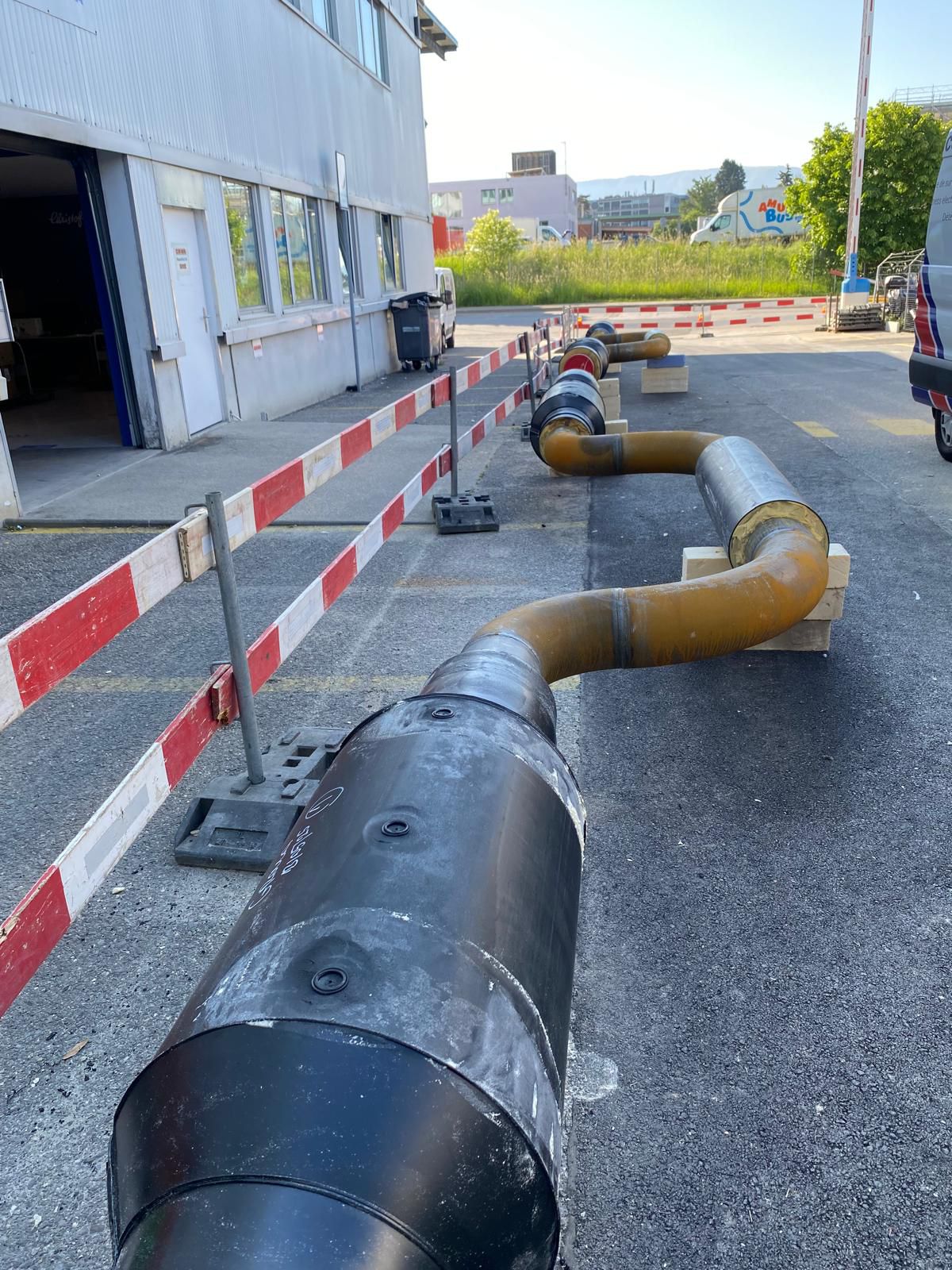 Fernwärme-Rohrleitungen auf dem Betriebsgelände