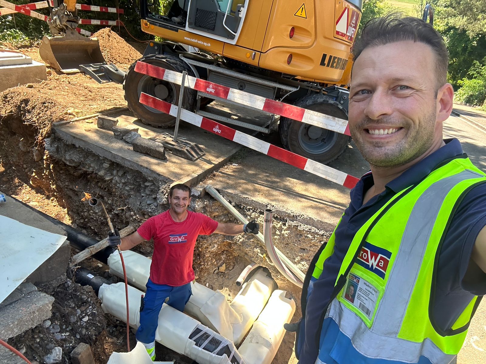 Wladimir Waser mit Mitarbeiter vor Liebherr Bagger auf der Baustelle