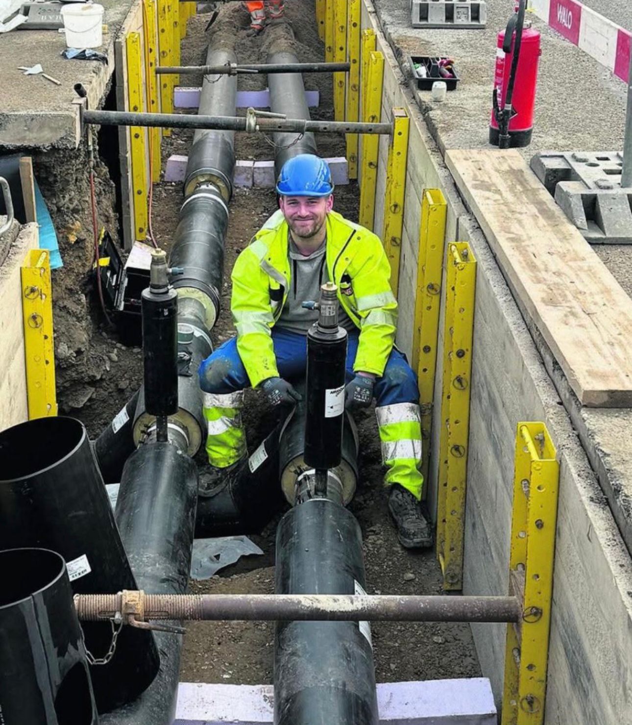 GroWa Arbeiter im Rohrgraben mit Fernwärmeleitungen