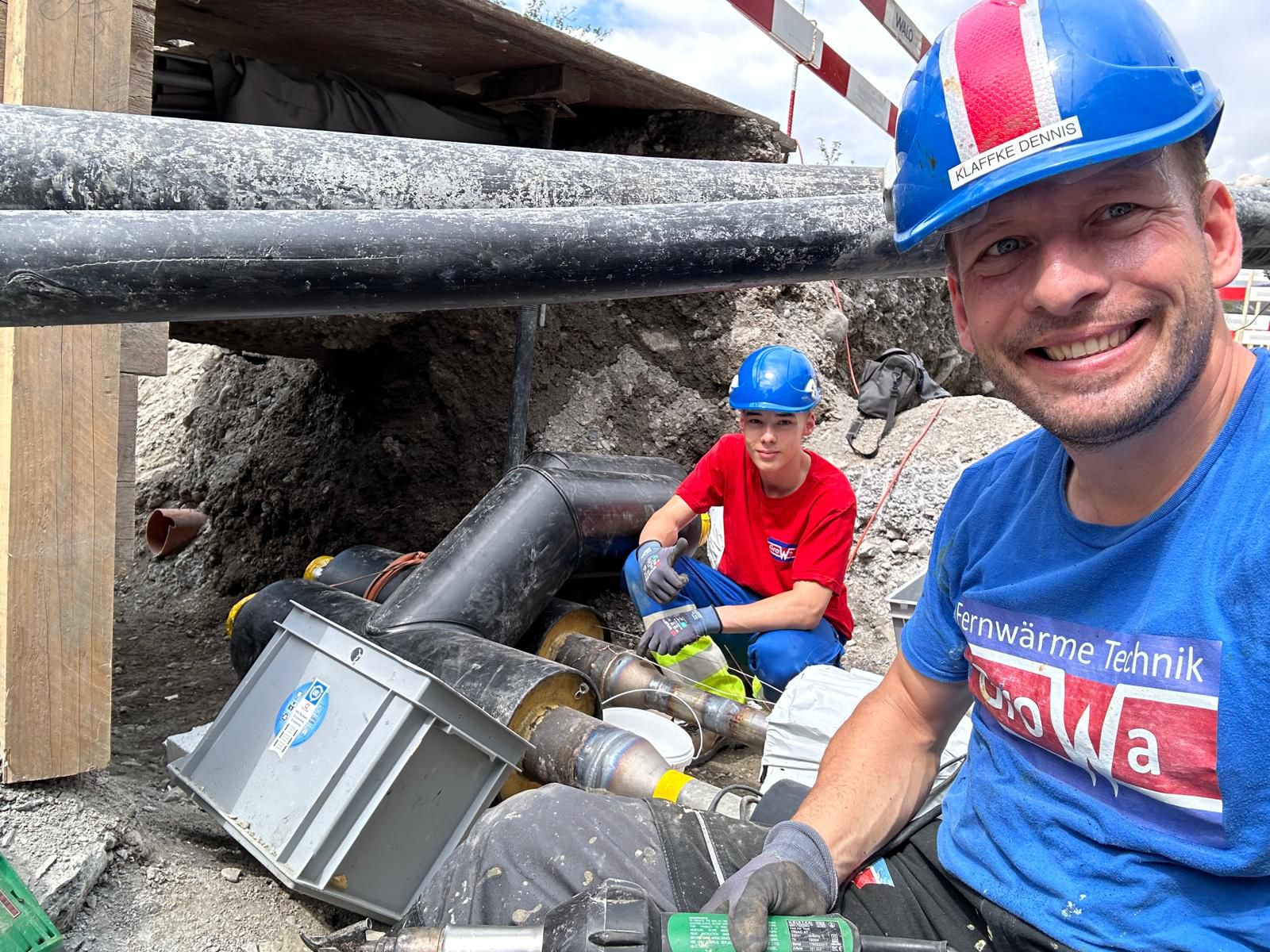 Zwei GroWa Mitarbeiter bei unterirdischen Rohrarbeiten