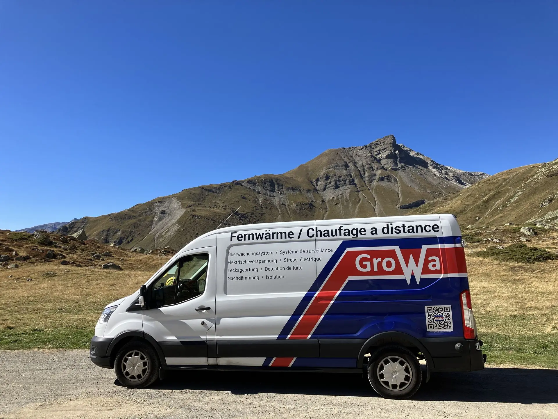 GroWa Fahrzeug beladen mit Rohrmaterial